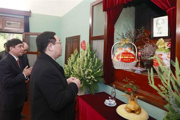 NA Chairman offers incense in tribute to late President Ho Chi Minh hinh anh 1