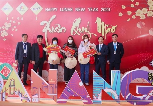 Many localities welcome first foreign tourists of Lunar New Year hinh anh 1
