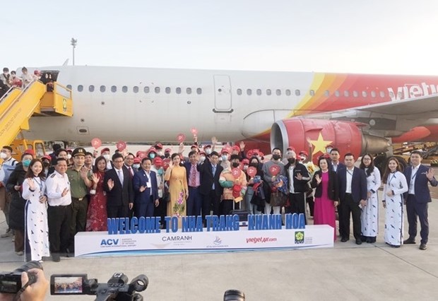 First flight carries Chinese tourists to Khanh Hoa in New Year hinh anh 1