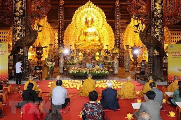 Thousands flock to Bai Dinh pagoda festival hinh anh 1