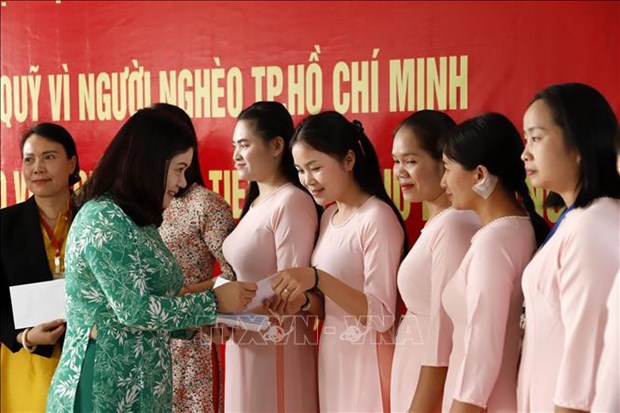 Aid presented to teachers of Lao-Vietnamese bilingual school hinh anh 1