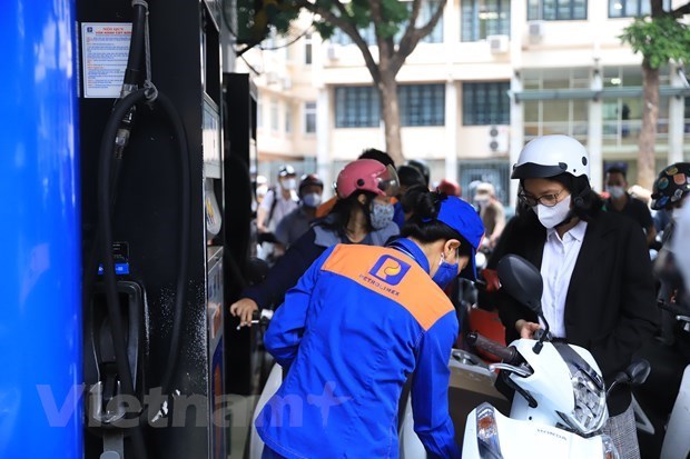 Petrol prices revised up following Tet hinh anh 1