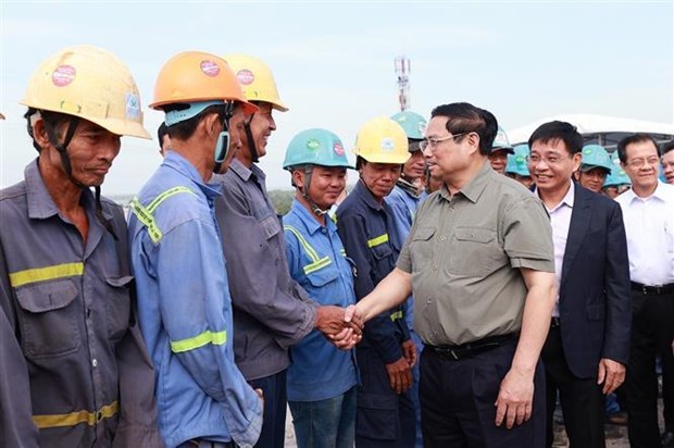 PM inspects key transport project in Mekong Delta hinh anh 1