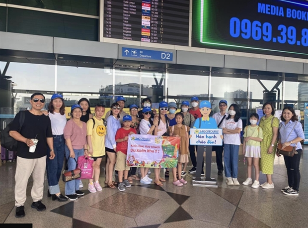 18,000 tourists spend 18.3 mln USD on outbound tours during Tet hinh anh 1