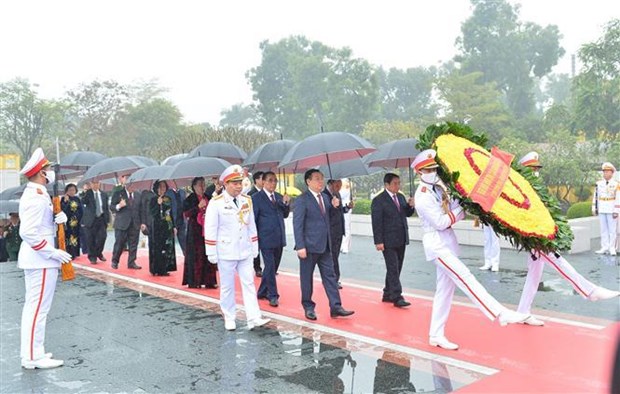 Leaders pay tribute to President Ho Chi Minh on Party’s founding anniversary hinh anh 2