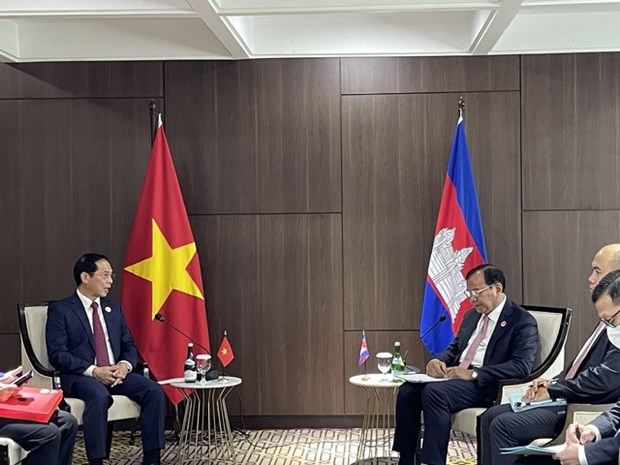 FM meets Cambodian, Philippine, Malaysian counterparts hinh anh 2