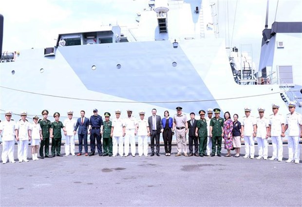 British naval patrol vessel pays friendly visit to HCM City hinh anh 2