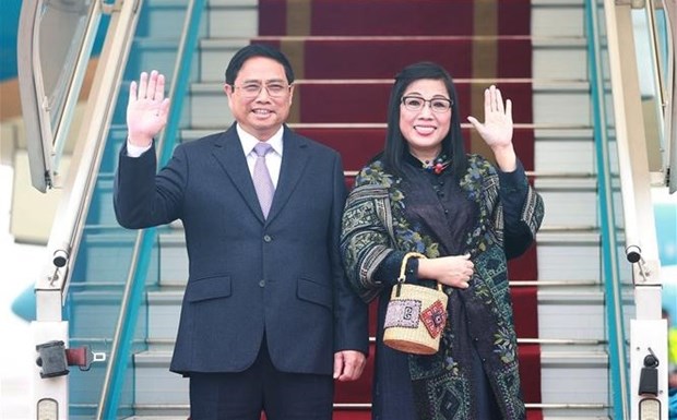 Prime Minister leaves Hanoi for official visits to Singapore, Brunei hinh anh 1