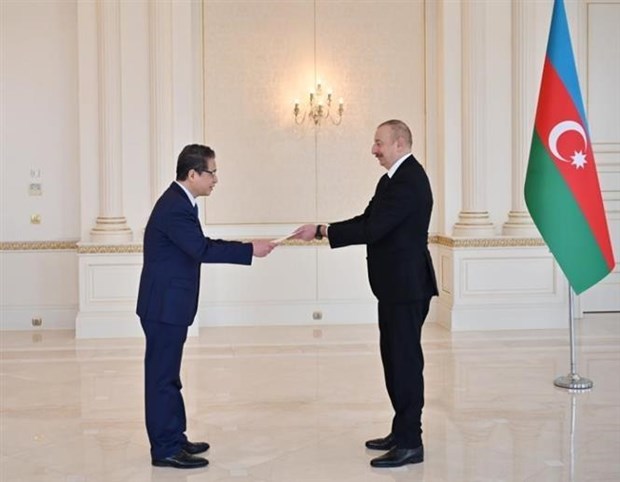 Vietnamese Ambassador presents credentials to Azerbaijani President hinh anh 1