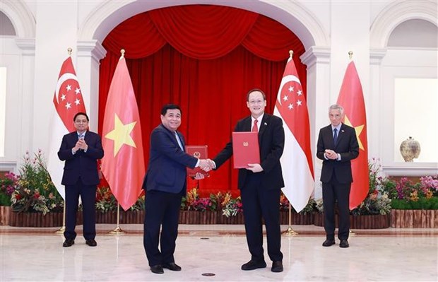 Vietnamese, Singaporean PMs hold talks in Singapore hinh anh 3