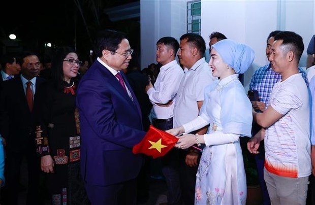 PM meets with representatives of Vietnamese community in Brunei hinh anh 2