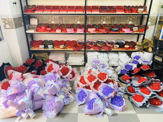 Valentine’s Day brings romantic deals to retailers all over the city hinh anh 1