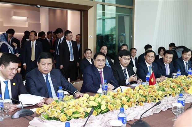 PM holds roundtable discussion with Brunei energy, oil and gas firms hinh anh 1