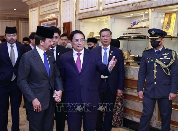 PM’s visits generate new impetus for ties with Singapore, Brunei hinh anh 3