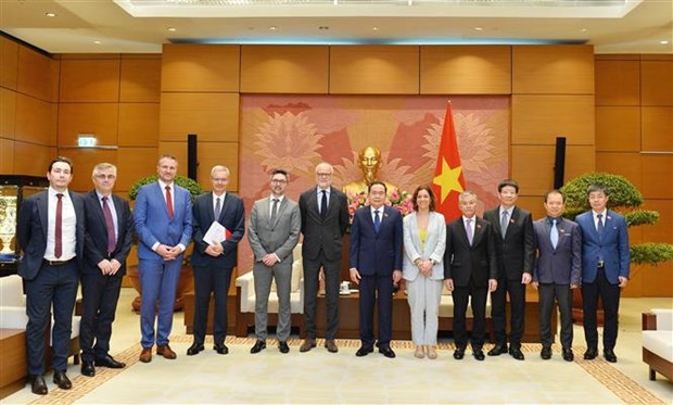 Vietnam calls for support from France in bolstering cooperation with EU hinh anh 2