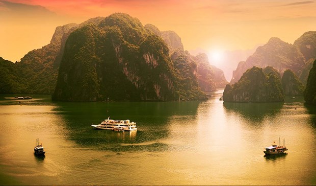 Ha Long Bay an idyllic seaside places to watch sunrise,sunset: Travel+Leisure hinh anh 1