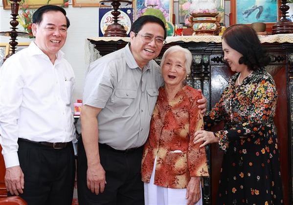PM Pham Minh Chinh visits Ben Tre province hinh anh 2