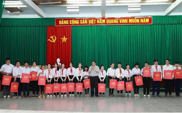 PM Pham Minh Chinh visits Ben Tre province hinh anh 1