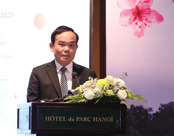 Deputy PM suggests Vietnam, Japan boost cooperation in spearhead industries hinh anh 1