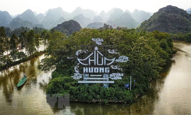 Bus ride for spring tours of attractions on Hanoi’s outskirts hinh anh 1