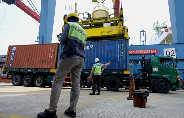 Indonesia enjoys trade surplus in 33 straight months hinh anh 1