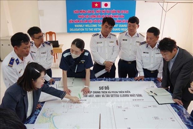 Japan Coast Guard staff visit Vietnam hinh anh 1