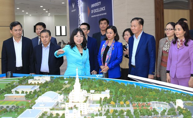 Lao Party officials visit Hanoi craft village, university hinh anh 1