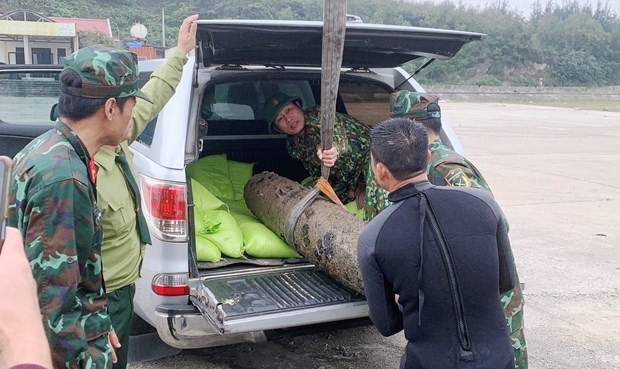 Wartime bomb safely removed from seabed in Quang Binh hinh anh 1