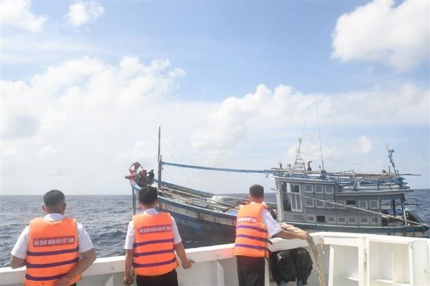 Fishing boat in distress towed to Da Tay Island for repair hinh anh 1