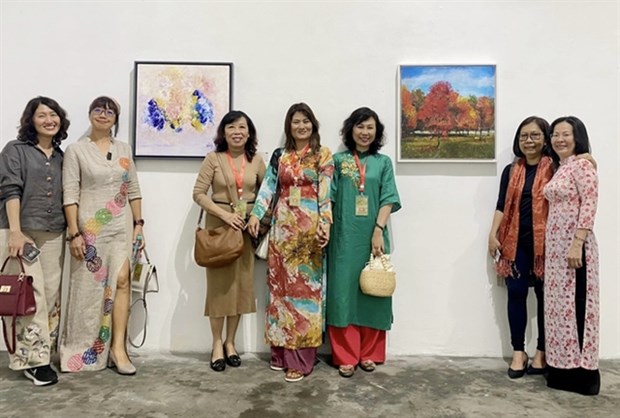 10 Vietnamese artists display works at Indonesia exhibition for women hinh anh 1