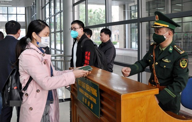 Mong Cai-Dongxing international border gate resumes entry-exit activities hinh anh 1
