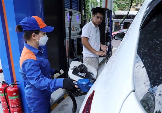 Petrol prices drop against projections of increase hinh anh 1