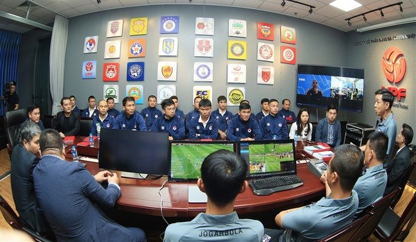 V.League referees receive VAR technology training | Culture - Sports |  Vietnam+ (VietnamPlus)