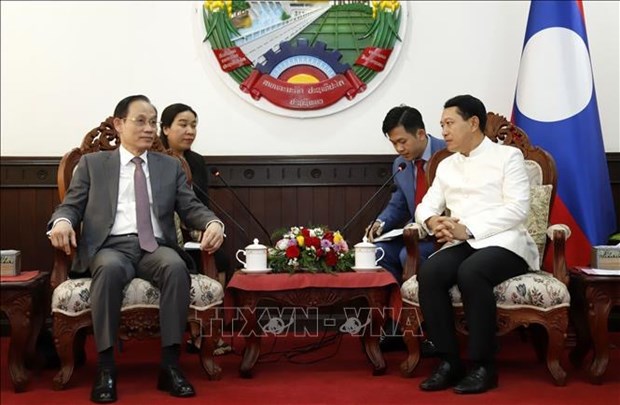Senior Lao leaders receive Vietnamese Party delegation hinh anh 1