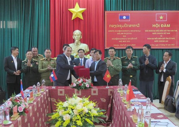 Kon Tum, Laos’ Attapeu strengthen border cooperation hinh anh 1
