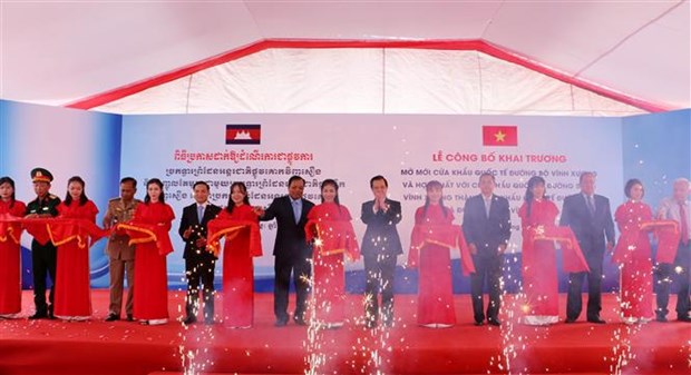 Vinh Xuong int’l land, waterway border gate on Vietnam-Cambodia border opens hinh anh 2