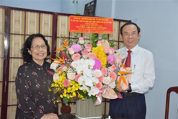 HCM City leaders extend greetings to outstanding doctors ahead of Doctors’ Day hinh anh 1