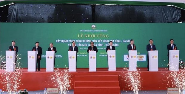 PM launches construction of regional connectivity road in Hoa Binh hinh anh 1