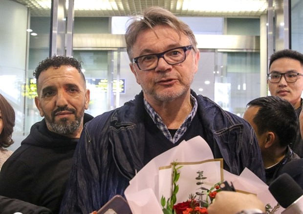 Troussier arrives in Hanoi, ready to sign contract hinh anh 1