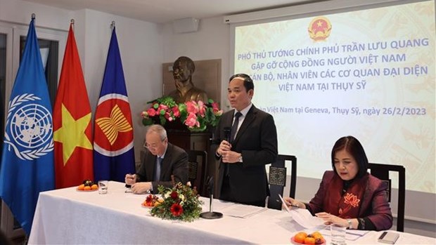 Deputy PM meets Vietnamese expats in Switzerland hinh anh 1
