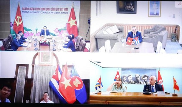 Party official holds online talks with Cuban counterpart hinh anh 1