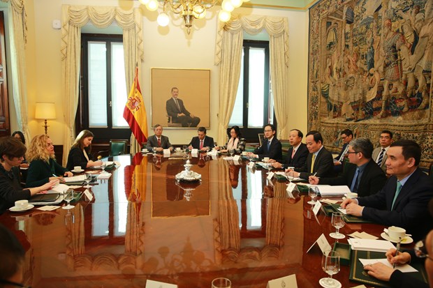 Vietnam willing to join Spain in elevating strategic partnership: Deputy PM hinh anh 2
