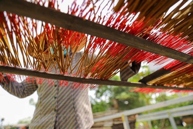 Belgian media introduces Vietnam’s Quang Phu Cau incense-making village hinh anh 2