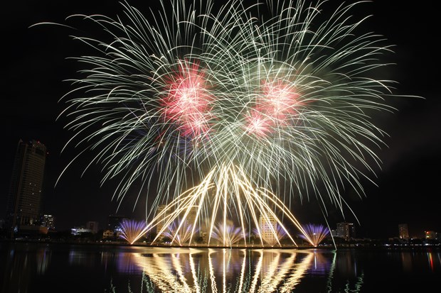 Da Nang fireworks festival back in June after three years hinh anh 3