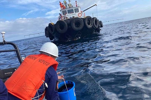 Philippines races to prevent oil spill from sunken tanker hinh anh 1