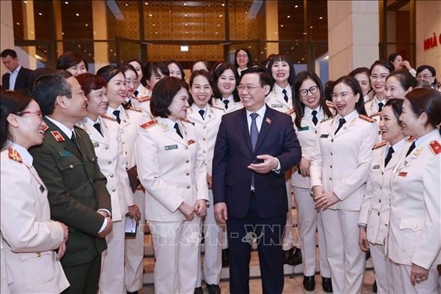 NA Chairman meets with female public security officers hinh anh 1