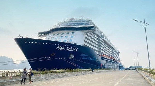 Cruise ship brings nearly 2,000 visitors to Quang Ninh hinh anh 1