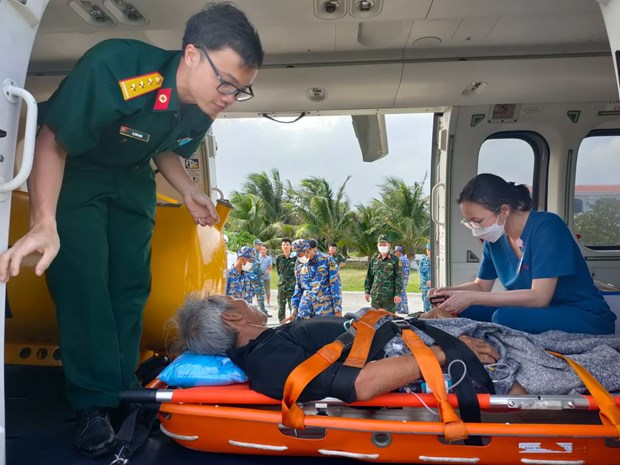 Fisherman with stroke brought from Song Tu Tay island to mainland for treatment hinh anh 1