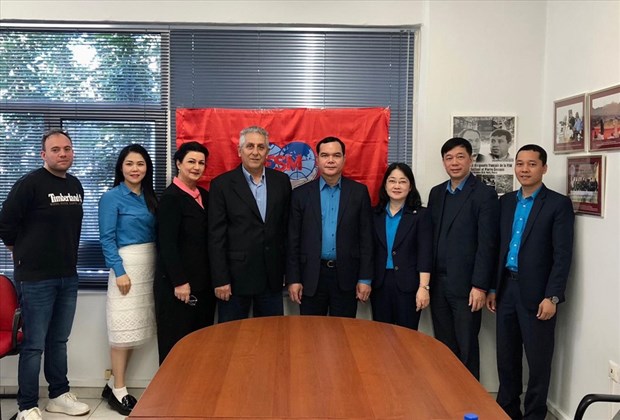 Trade union delegation pays working trip to Greece hinh anh 1