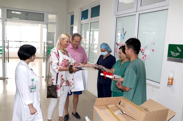 British couple return to thank medical staff for saving them from COVID-19 hinh anh 1